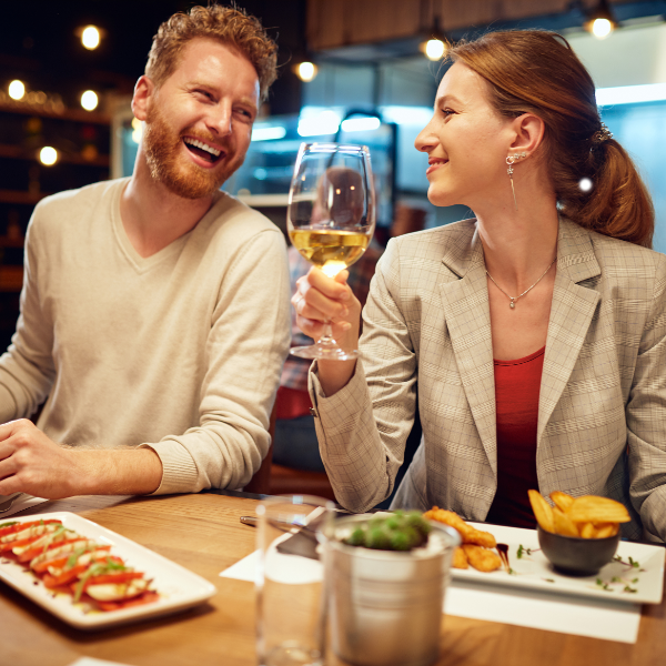 Couple In A Bistro Enjoying Drinks And Dinner 600X600